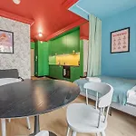 Colorful Apt Close To The Center Great Location
