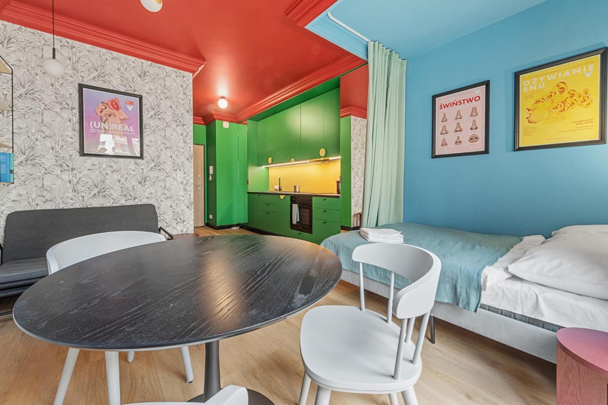 Colorful Apt Close To The Center Great Location