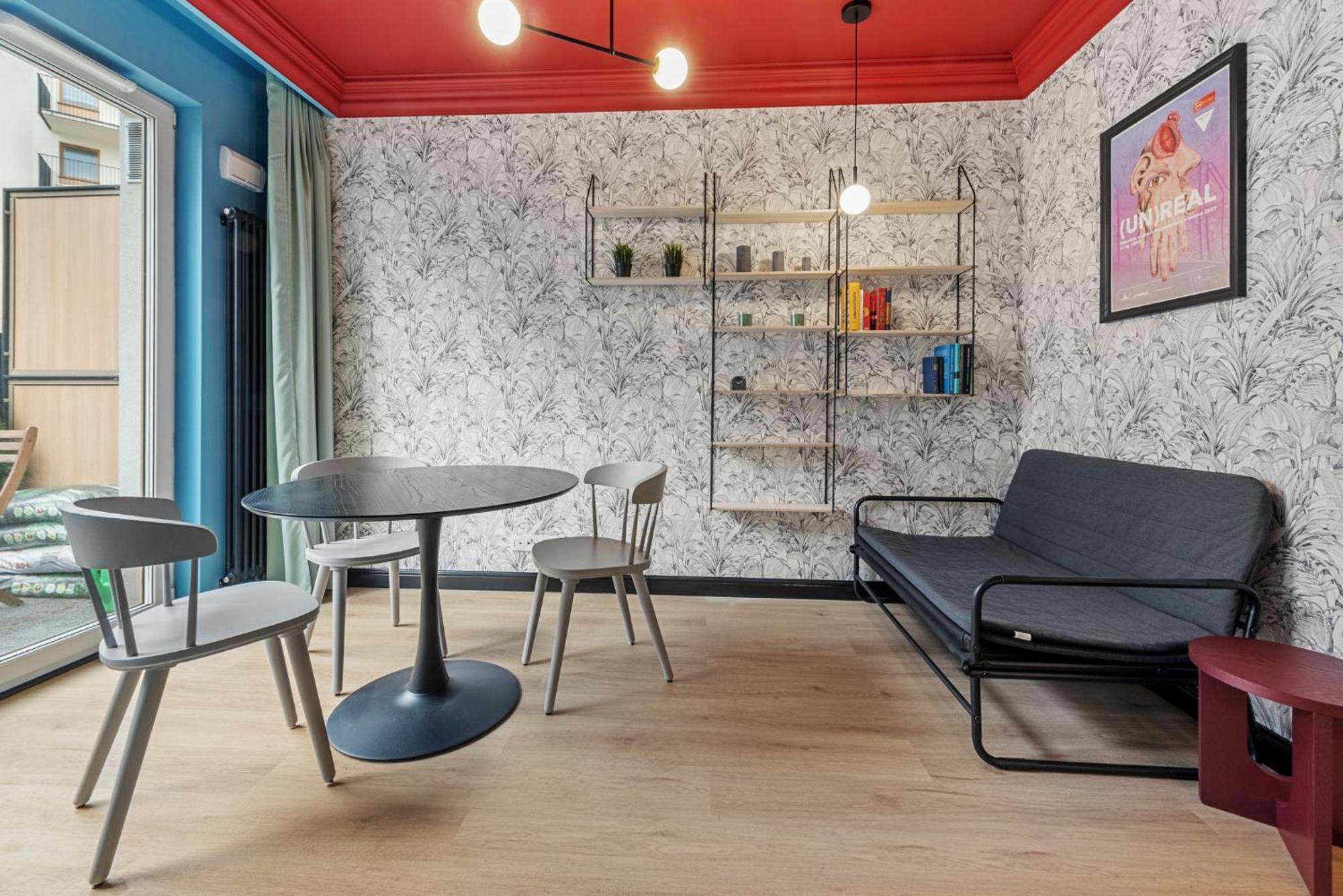 Colorful Apt Close To The Center Great Location *